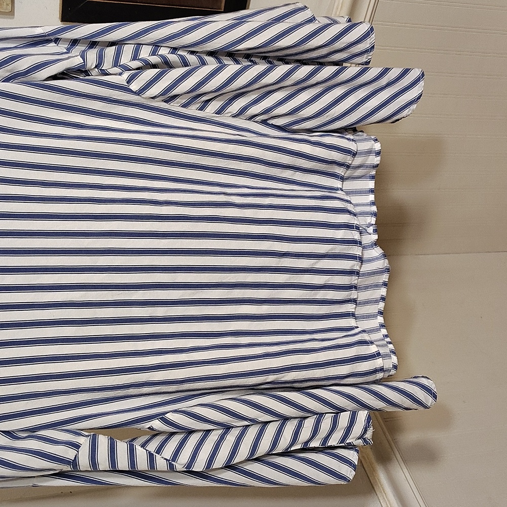 KEREN hart Blue and White Pleated Blouse with V-Neck FLAWED - Picture 5 of 6